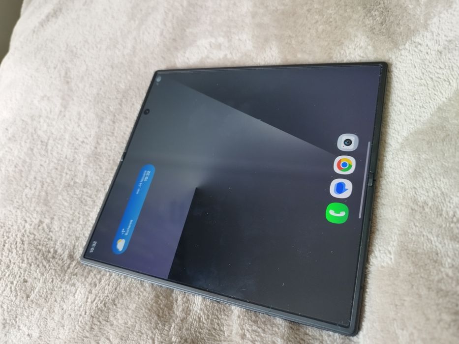 Galaxy Z Fold 7 negru ca nou.