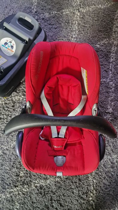 Комплект столчета за кола Maxi-Cosi FamilyFix база + CabrioFix + Pearl – употребявани, в добро състояние