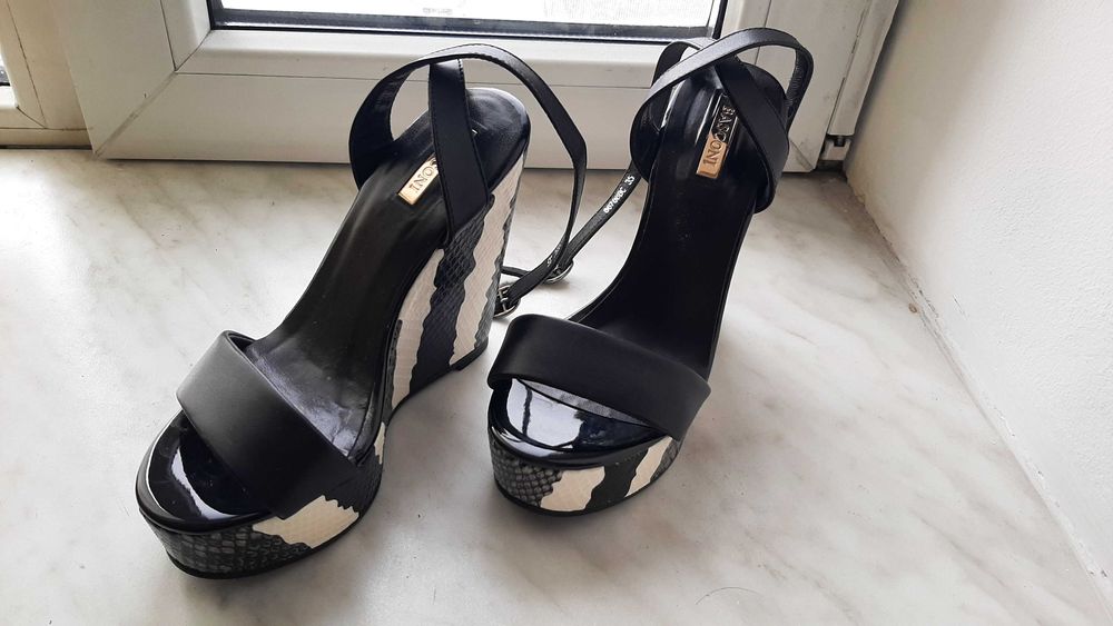 Босоножки на танкетке