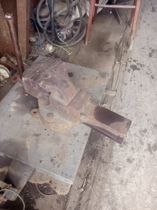 Продаются тиски .