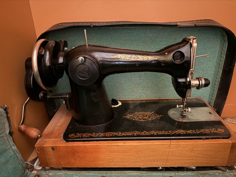 Швейная машина. Машина для шитья. Жұмыс жасайды.