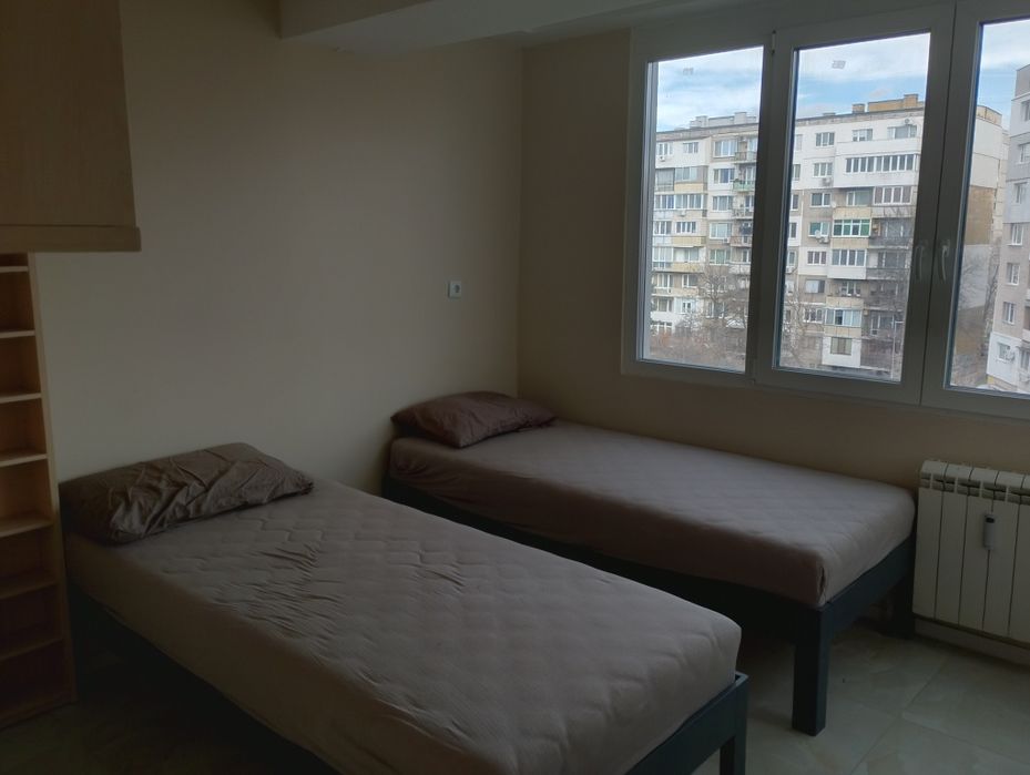 Предлага се тристаен просторен апартамент в кв.