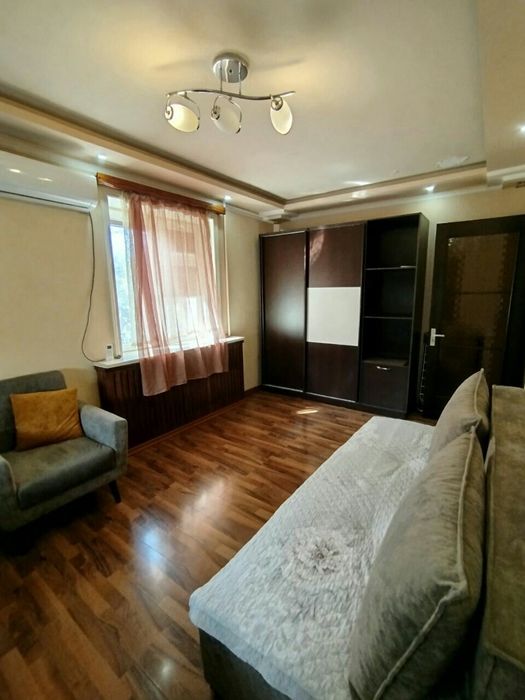 м.Горький (Буюк Ипак Йули) 1в2/3/4.Возле метро.