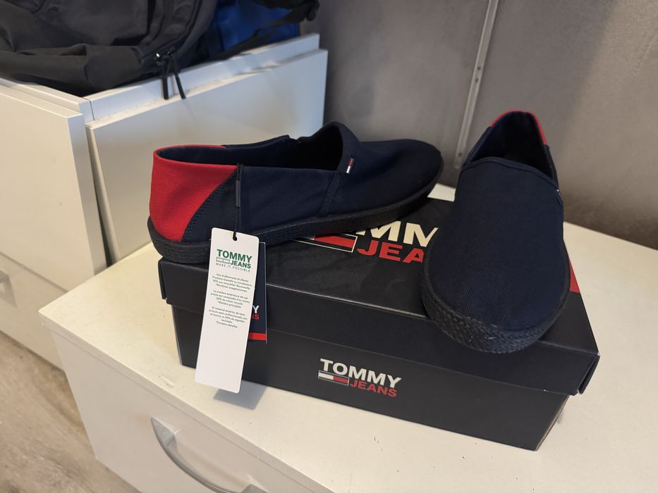 Vand tenisi noi cu eticheta