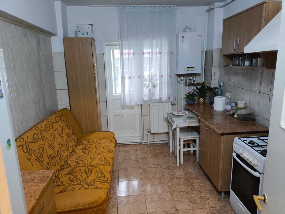 Apartament 2 camere, decomandat, zona de jos
