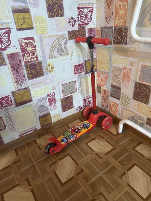 Продам самокат детский красный недорого.