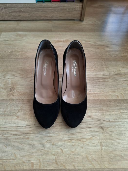 Черни велурени обувки с ток