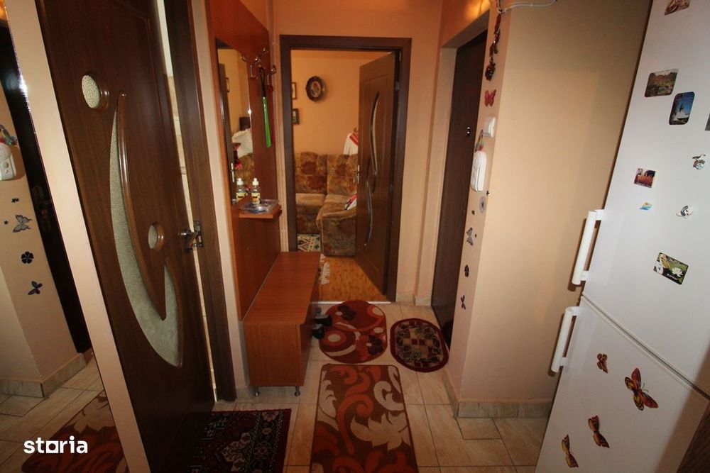 Vând apartament 3 camere în Hunedoara, zona Micro3-Profi, etaj 2..