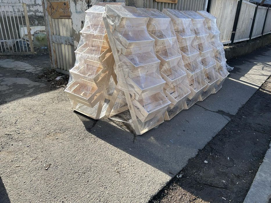 Дървен стъпаловиден стелаж от щайги за плод и зеленчук