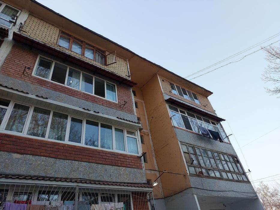 Установка козырьков над окнами на весы