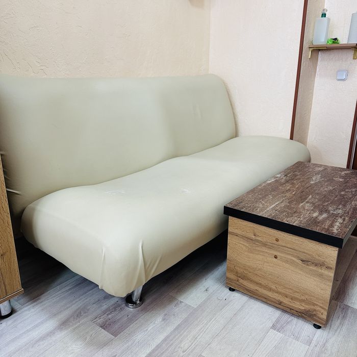 Диван с журнальным столиком