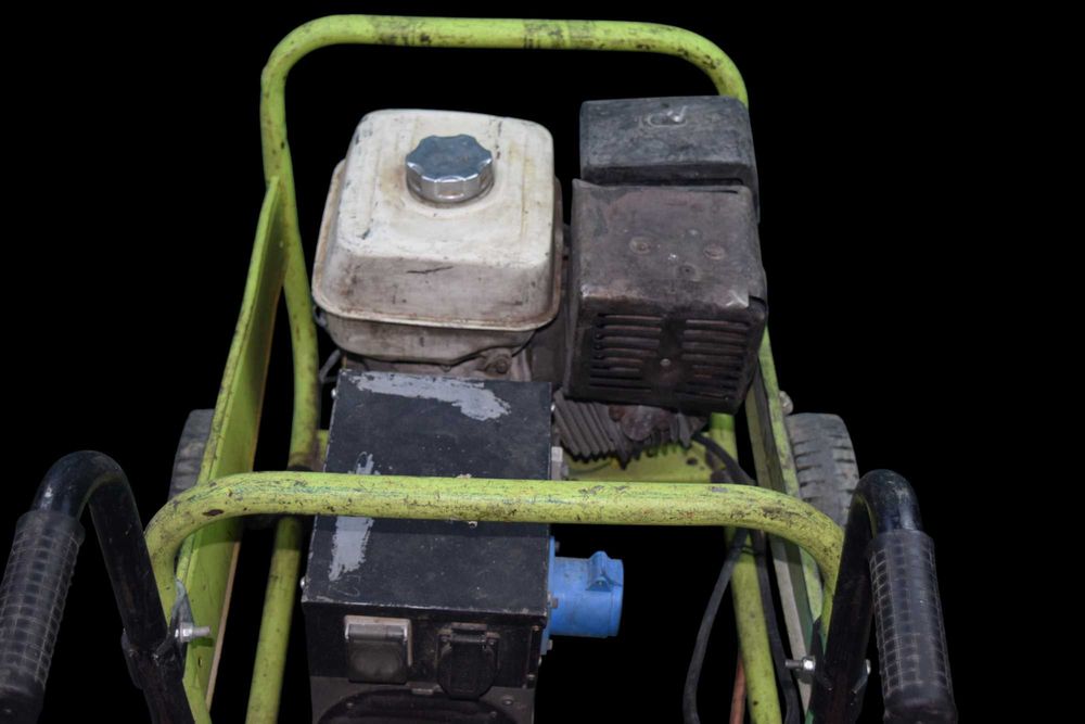 Generator de curent Honda pe benzină 5 kW – portabil, cu cadru și roți