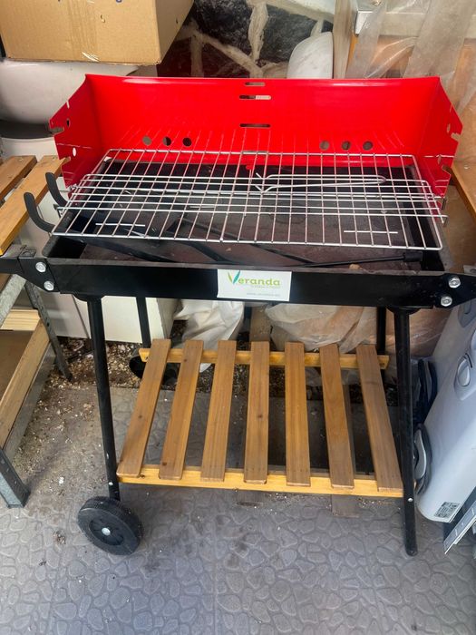 Ново барбекю с поставки и колелца