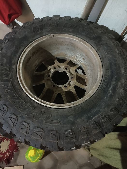 Шины летние продам  с дисками на ниссан патрол