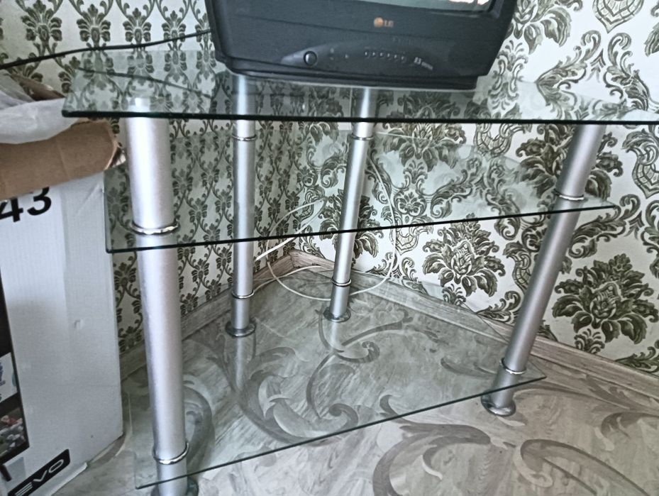 Продам стекляннаю тумбу под ТВ