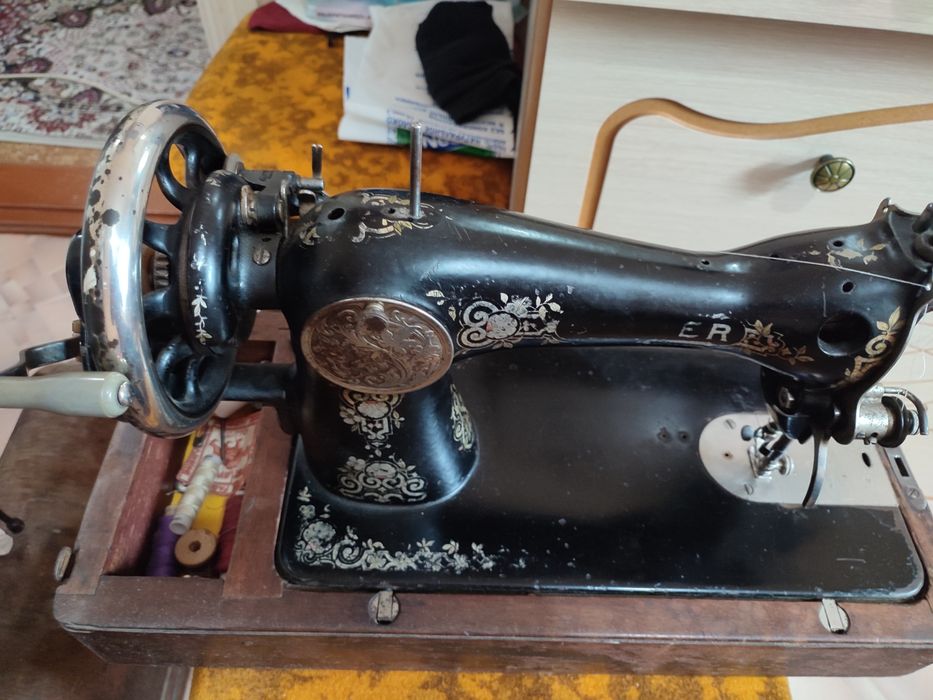 Продам швейную машинку