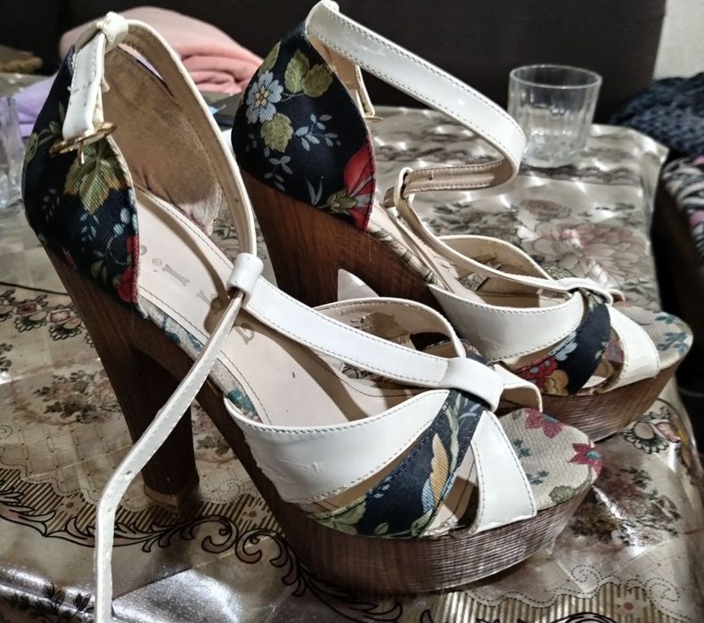 Туфли на высоких каблуках