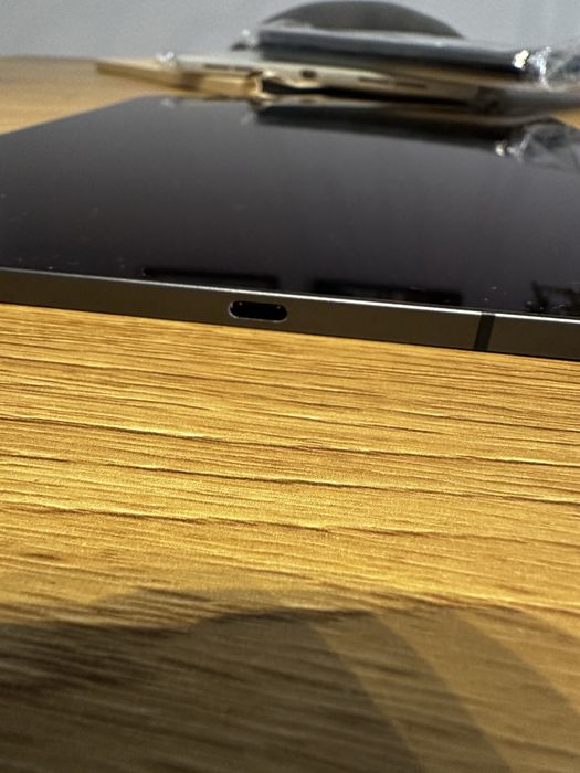 iPad Pro 12.9" (4th Gen, 2020) Wi-Fi + Cellular