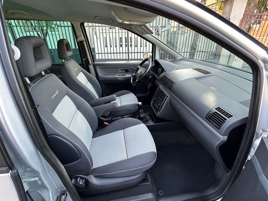 Se vinde vw sharan 7 locuri 2.0 TDI 140 cp model freestayl an 2009 etc..