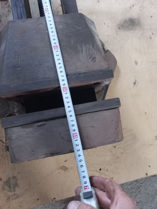 Тиски поворотные слесарные.