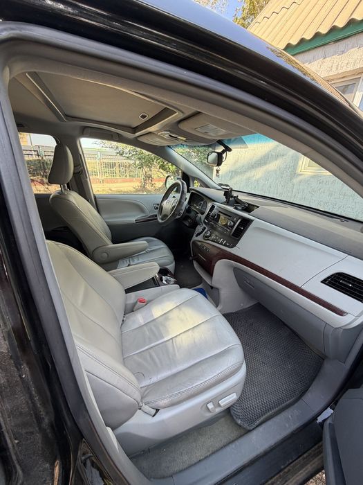 Продам автомобиль Toyota sienna 2014