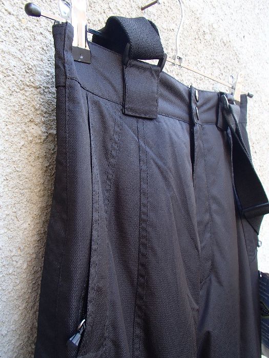 Продавам нов малък черен зимен панталон със странични ципове Columbia