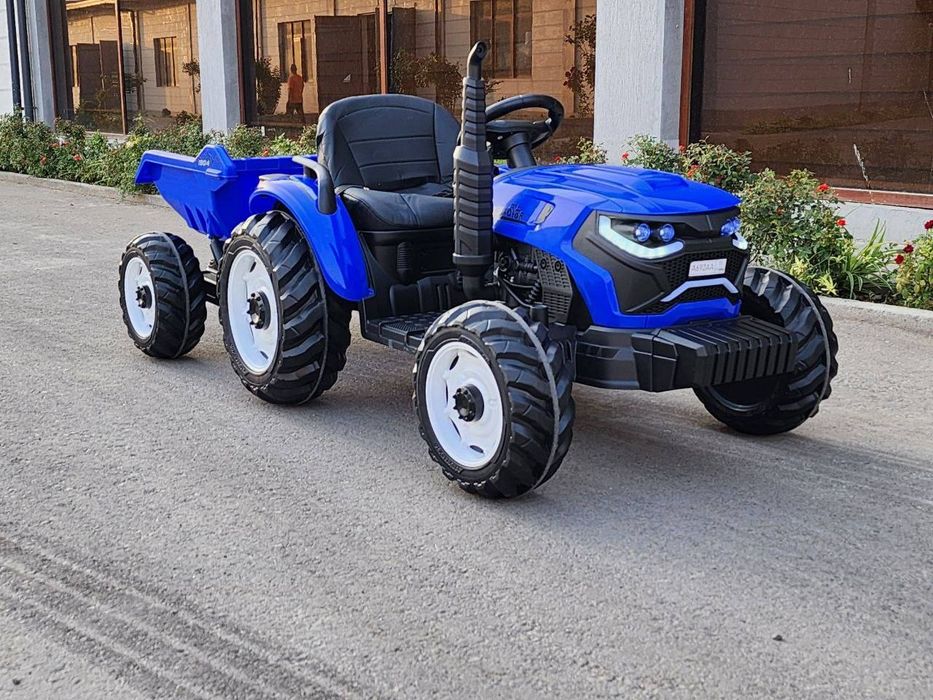 Siniy traktor pritsepli