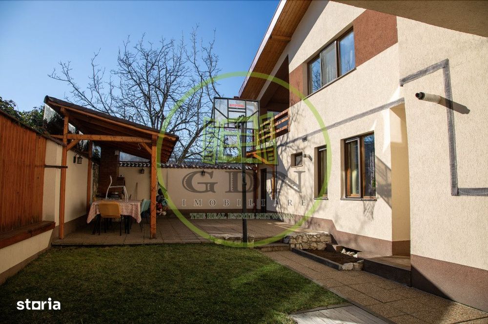 Casa zona centrala, 8 camere.