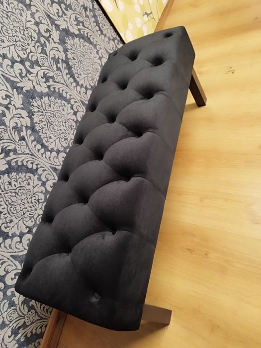 Vând băncuță, canapeluță tapițată , Chesterfield,din catifea, negru