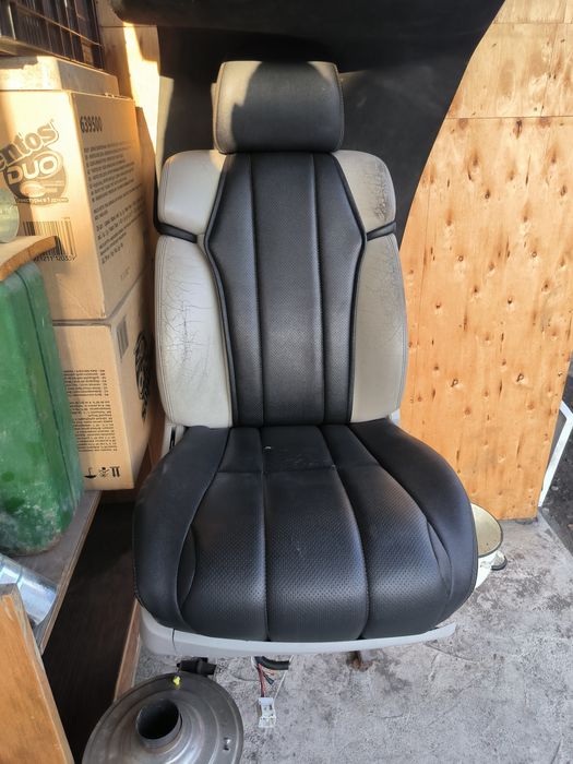 Сиденья передние