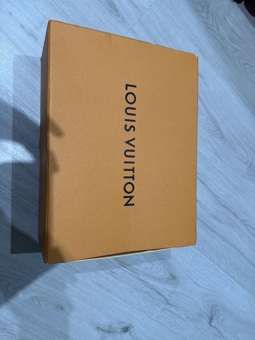 Sneakersi de vanzare