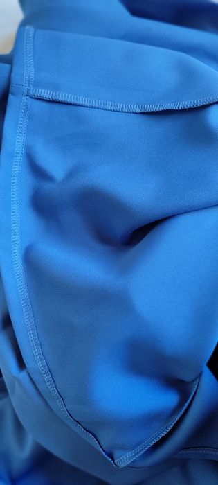 Ayollar uchun toʻrttasi birda boʻlgan zamonaviy kiyim