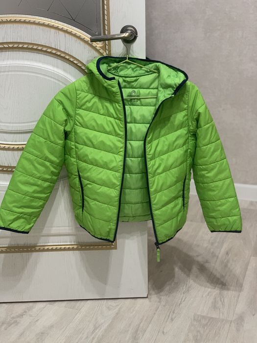 Куртка весна-осень на мальчика лет 8