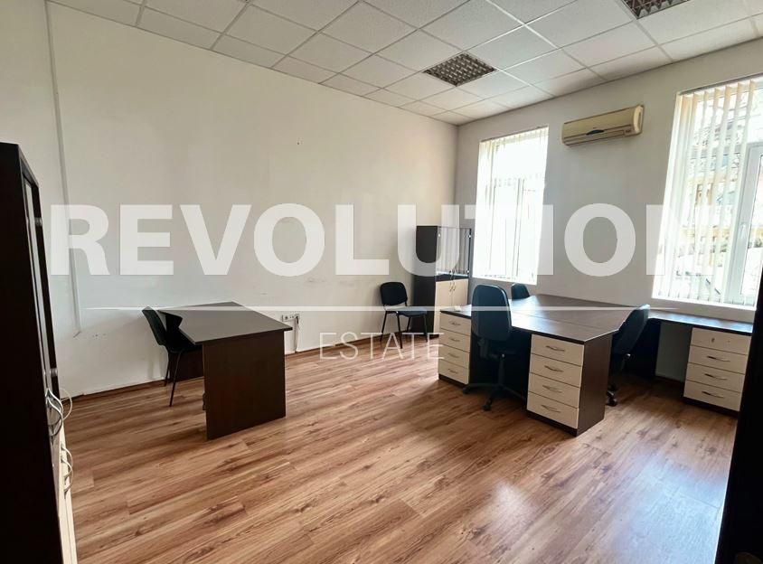 Дава се под наем Офис в Варна, Център - 130 кв.м за 1200 € - Снимка #3