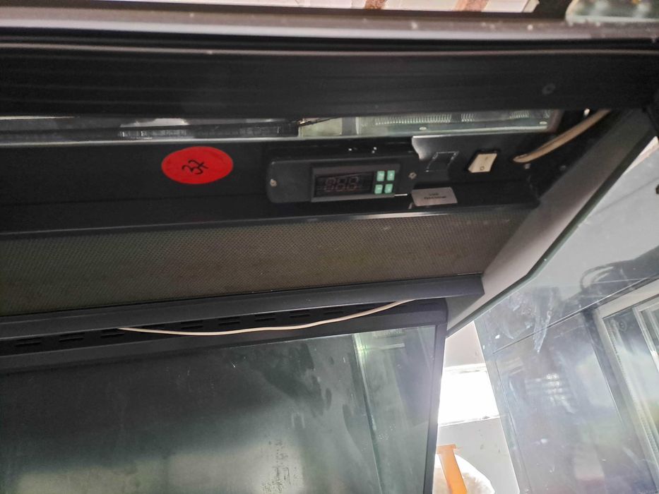 Хладилна витрина Arnec вертикална