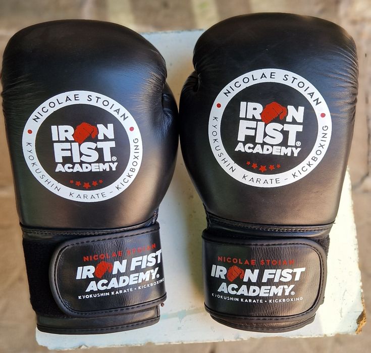 Mănuși pentru Karate și Kickboxing