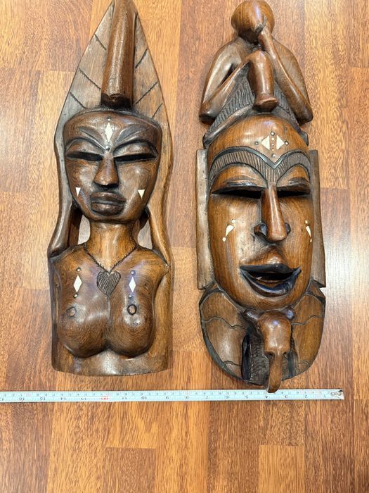 Masca africana din lemn sculptat cu insertie de os