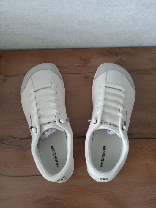 Кроссовки новые продам