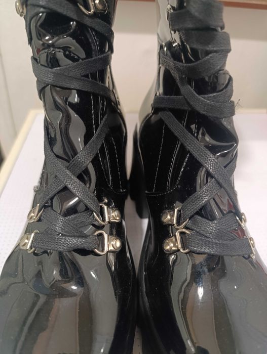 Есенно зимни ботуши ,черни лачени.