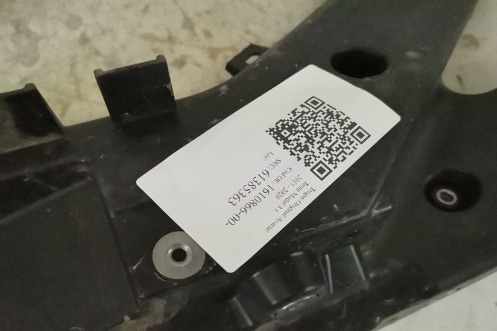 Тесла Модел 3 / Tesla Model 3 Оригинален теглич, повреден