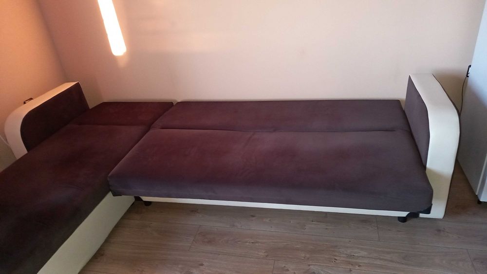 Продавам ъглов клик-клак диван кафяв с бежова кожа и две ракли.