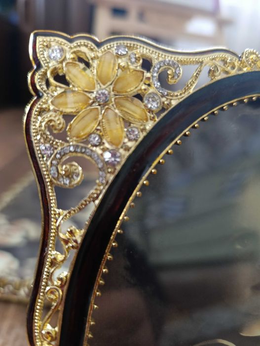 Продаётся фоторамка металлическая.