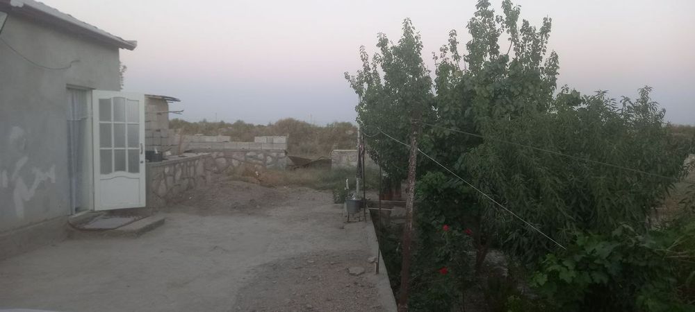 Hovli sotiladi Metan qishlogʻi yoʻlga yaqin