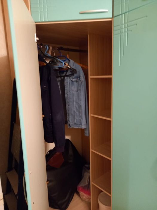 Срочно  угловой шкаф продам.