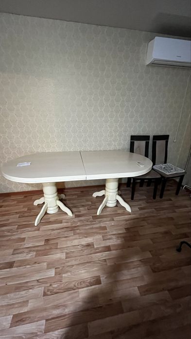 Стол для большой кухни, гостинной, в отличном состоянии