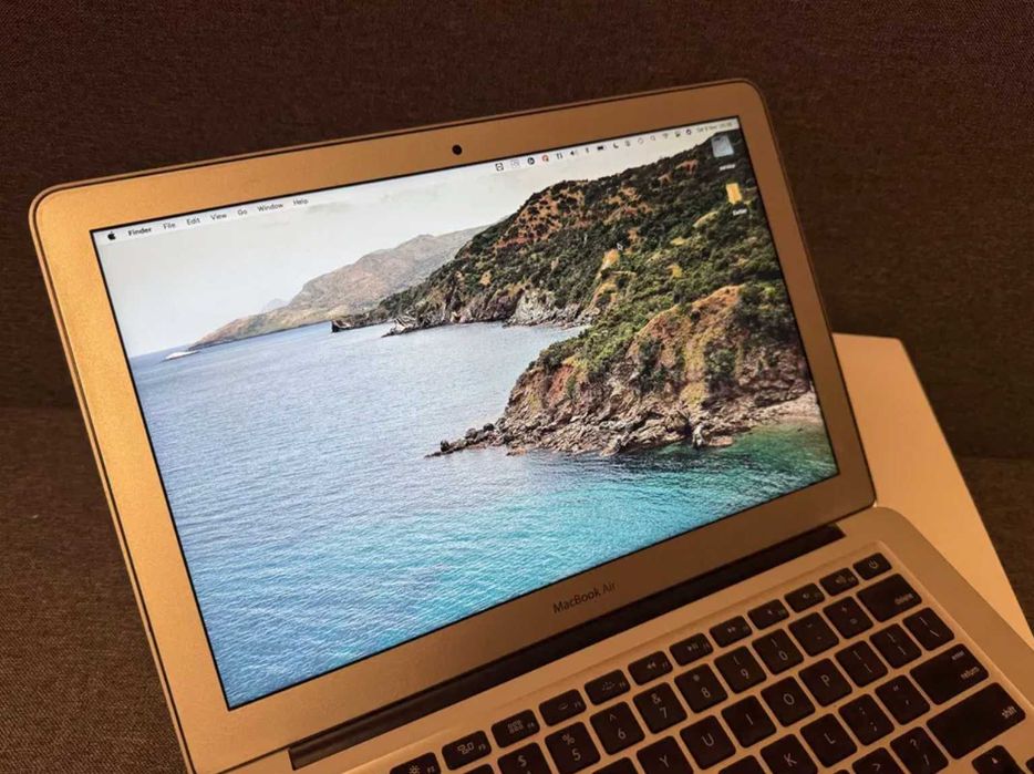 MacBook Air 7,2 13-inch 2017 Gray i5 - 8gb RAM - 128gb ssd