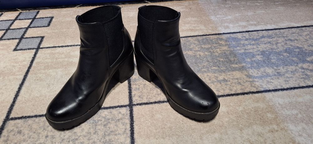 Продавам дамски боти номер 36