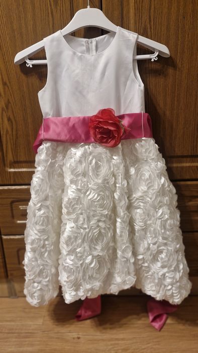 Продам платье для девочки 6-7 лет, белое, с красным поясом