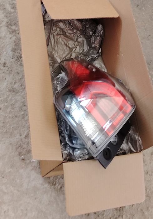 Фара рав4 левая задняя