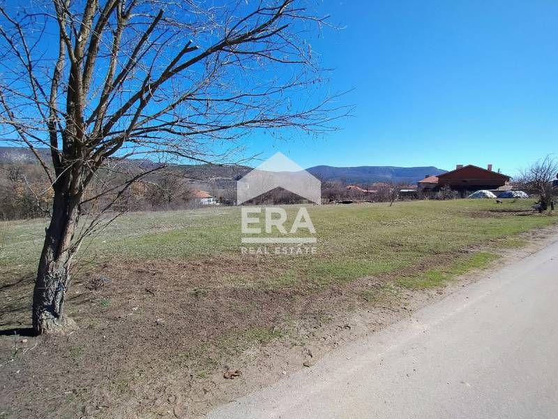 Продава поземлен имот